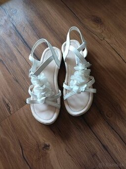 Dievcenské sandale