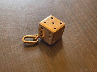 starozitny zlaty prívesok -hracia kocka