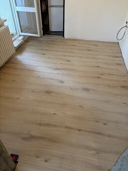 Pokládka podláh – vinyl, plávajúce podlahy, lišty