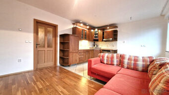 PREDAJ, 3 - izbový byt / apartmán s vlastnou garážou, Donova