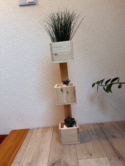 Drevený stojan na kvety -