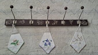 Retro vešiak hnedý - renovovaný