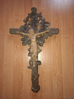 drevený vyrezávaný kríž