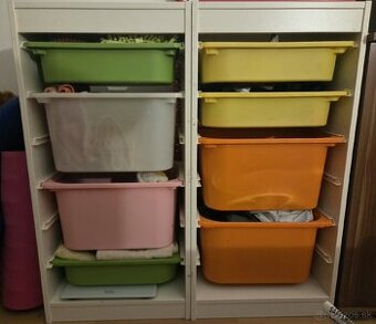 Praktické úložné regále s farebnými boxmi