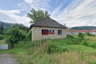 NA PREDAJ Pozemok so starým rodinným domom v malebnej obci 