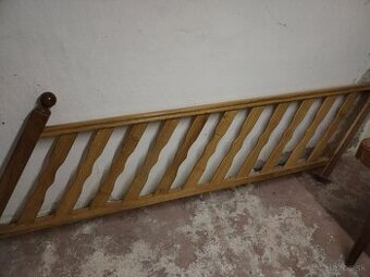 Drevené zábradlie, luster