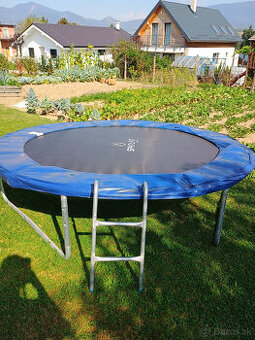 Trampolína.