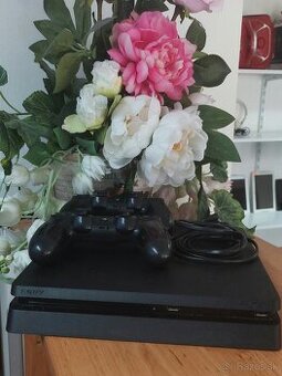PS4 Slim 1TB (2 ovládače)