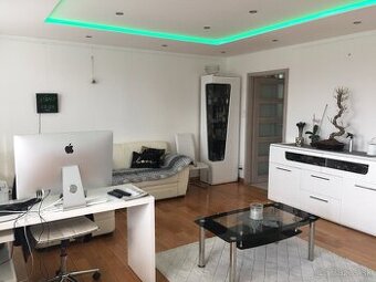 Košce dám do nájmu veľkú prechodnú izbu v centre študentke