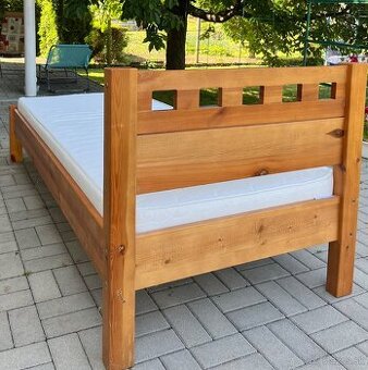 Dve postele z lakov. smrek.dreva 90x200 + matrace a rošty