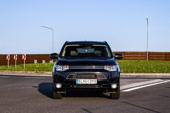 Mitsubishi Outlander Hybrid / Bi-Xenon / Strešné okno /