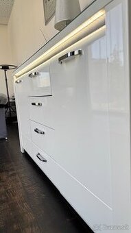 Krásna súprava biela lesklá komoda+skriňa s osvetlením