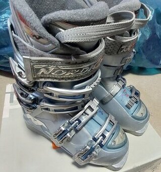 Lyžiarky zn. Nordica, vn.dĺžka 23-23,5 cm