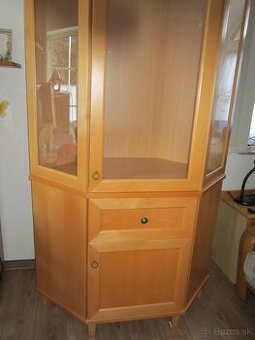Rohová vitrína