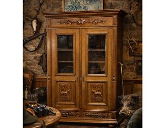 Starožitná poľovnícka skriňa