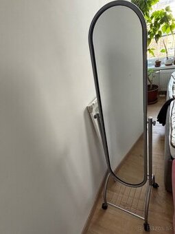 Stojace zrkadlo na kolieckach