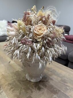 Biela váza so sušenými kvetmi a stabilizovanými ružami