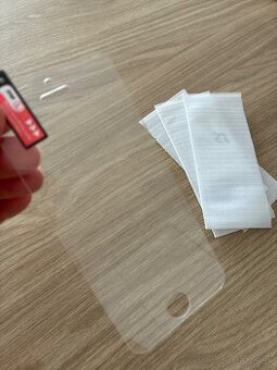Ochranne sklicko a tlacidlo na iphone 5S