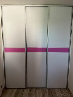 Vstavana skrina vo velmi zachovalom stave