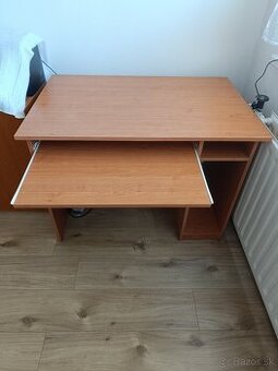 PC stolík s výsuvnou doskou na klávesnicu