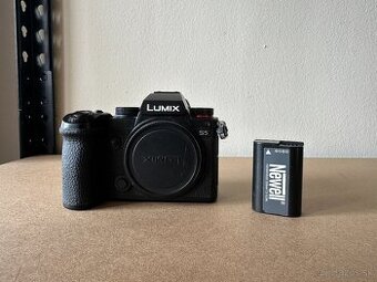 Lumix S5 s Newell batériou + Smallrig klietka zdarma