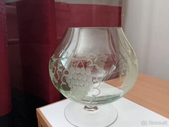 Predám krásne sklo- pokál, veľký zdobený pohár bledo zelený