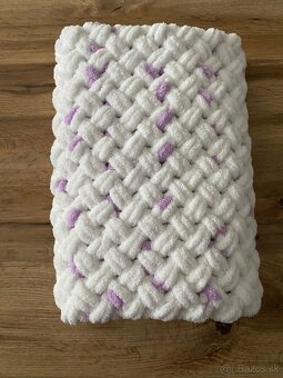 Háčkovaná bielofialová deka z jemnej eco vlny