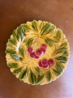 Starý kameninový závesný tanier