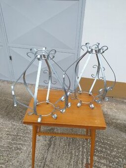 Kovovy zavesny kos na kvetinac