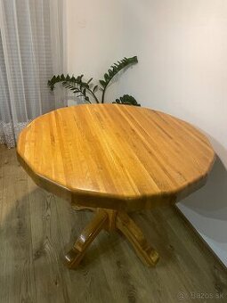 Masivny dubovy stôl