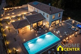 NA PREDAJ luxusná vila /435 m2/s infinity bazénom vo vnútroz