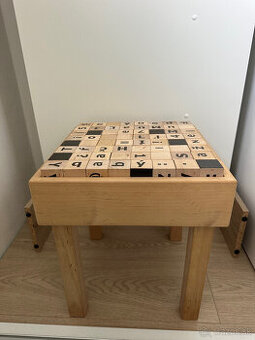 Predam stolcek s pismenami a farbami