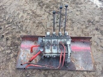 Desta destu dvhm hydraulický rozvádzač 4 sekciový
