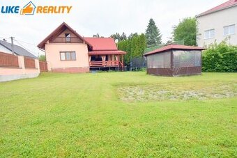 Rodinný dom s dvojgarážou, bazénom a vírivkou