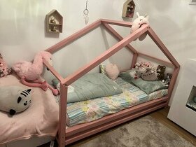 Drevená posteľ domček z masívu + matrac