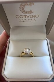 Luxusný zlatý prsteň s perlou a diamantami