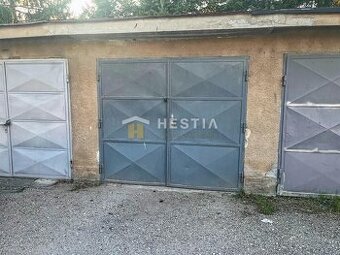 Garáž na starom sídlisku v Senici