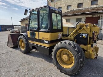 Teleskopický manipulátor CATERPILLAR TH62