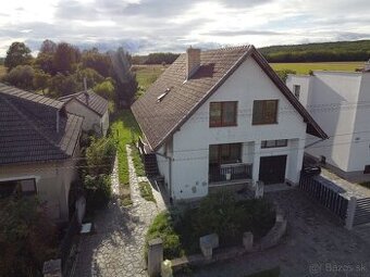 Priestranný rodinný dom s veľkým pozemkom v Panických Dravci