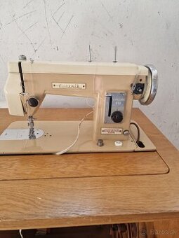 Šijací stroj Lucznik 414 so skrinkou