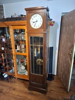 Predám funkčné starožitné podlahové hodiny Gustav BECKER pol