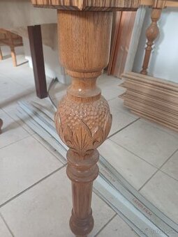 Starozitny vyrezavany stôl