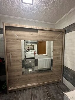 Šatníková skriňa