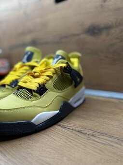 Nike Air Jordan 4 Retro Lightning.