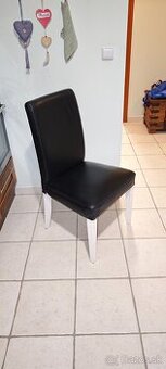 Stoličky s poťahom z pravej kože