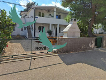 Chorvátsko - Na predaj  dom 3x apartmán len 300m od mora