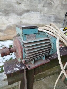 Predám  elektromotor 1,5kw. 2 ks. + Ostane náležite veci.