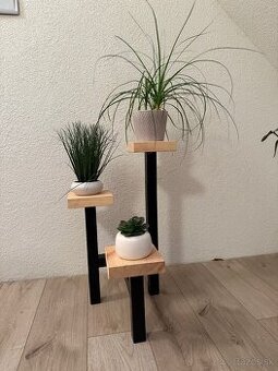 Drevený stojan na kvety