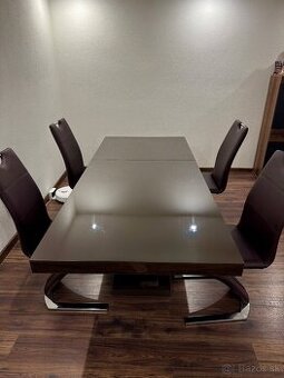 Veľký jedálenský stôl