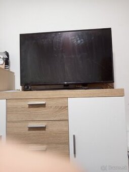 Predám starí televízor s puknutim displejom